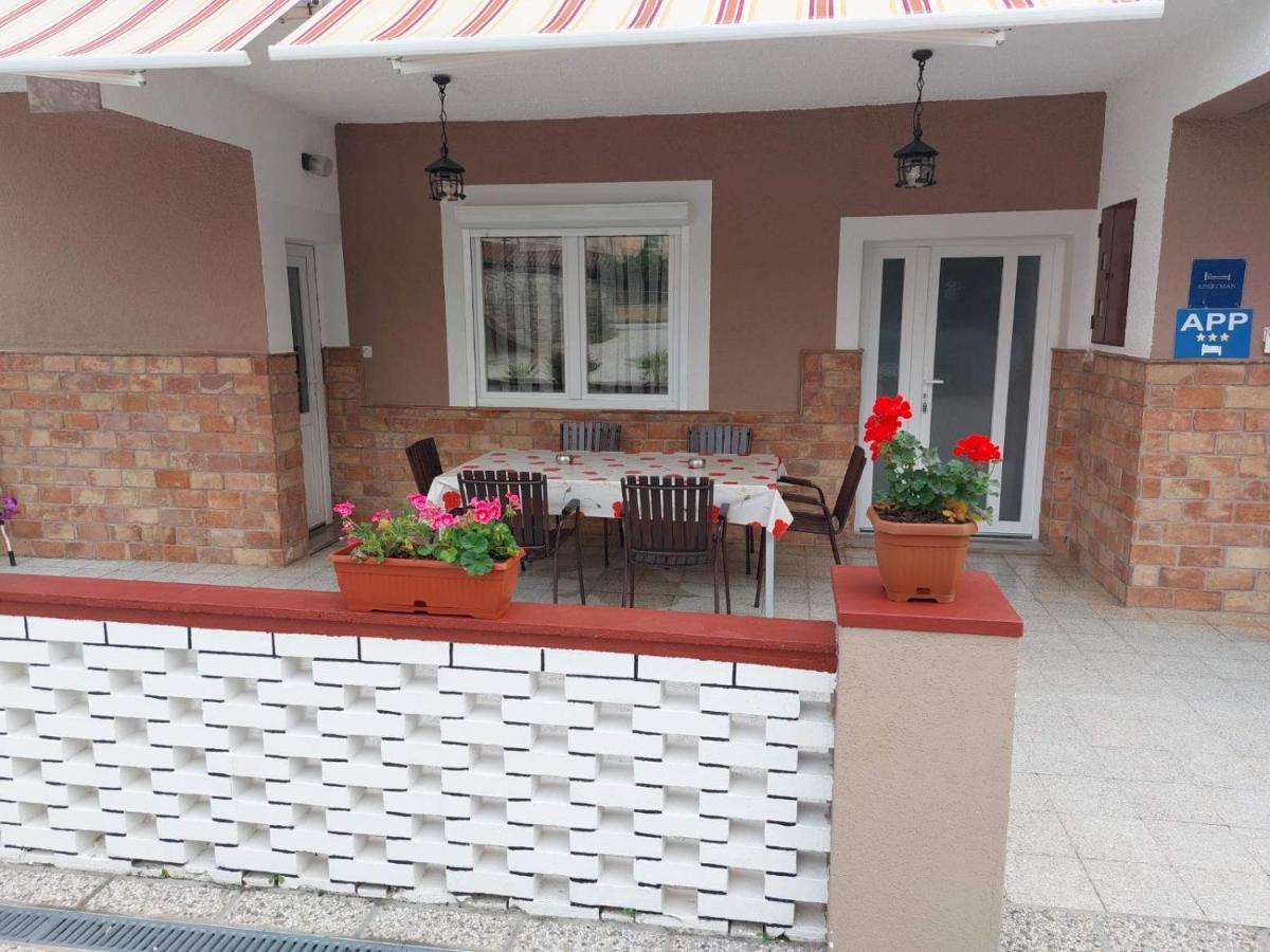 Apartments Baksa Kanfanar Exterior photo